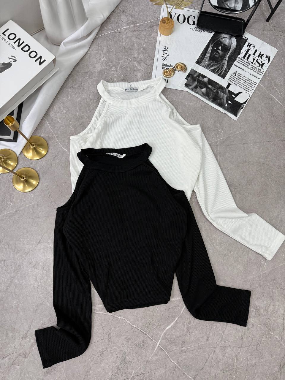 Camiseta de moda con cortes en los hombros